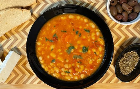 Συνταγή για παραδοσιακή φασολάδα. Σωστά χυλωμένη, υπέροχη σε γεύση και πεντανόστιμη. Ταιριάζει με φέτα, μποκύκοβο και ρέγκα.