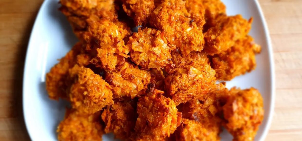 Συνταγή για υπέροχες κοτομπουκιές με τσιπς τορτίγιας. Ετοιμαστείτε να ενθουσιάσετε μικρούς και μεγάλους. Απολαύστε τες ψητές ή τηγανιτές.