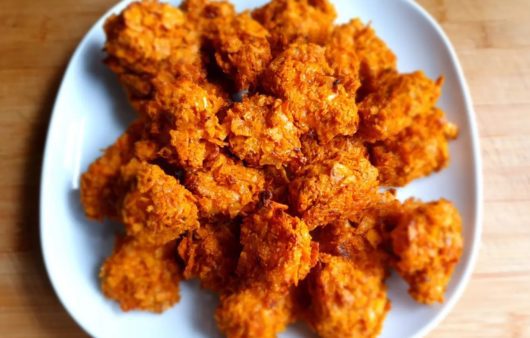 Συνταγή για υπέροχες κοτομπουκιές με τσιπς τορτίγιας. Ετοιμαστείτε να ενθουσιάσετε μικρούς και μεγάλους. Απολαύστε τες ψητές ή τηγανιτές.