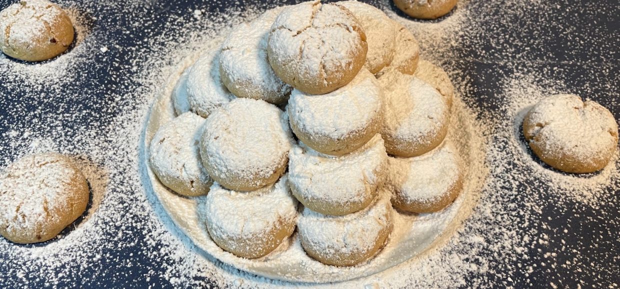 Συνταγή για νηστίσιμους κουραμπιέδες με λάδι. Απολαύστε τους τις ημέρες της νηστείας των Χριστουγέννων και όχι μόνο.