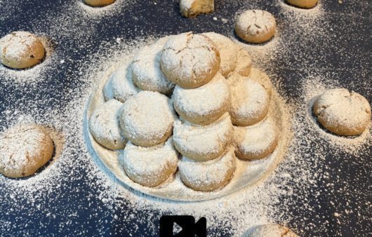 Συνταγή για νηστίσιμους κουραμπιέδες με λάδι. Απολαύστε τους τις ημέρες της νηστείας των Χριστουγέννων και όχι μόνο.