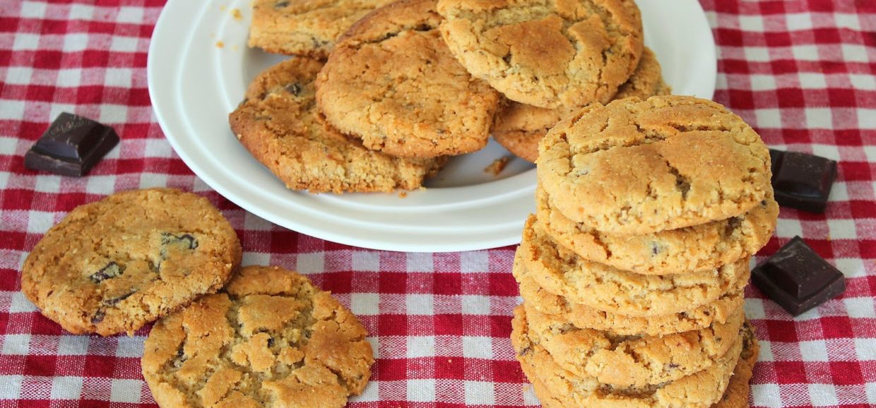 Συνταγή για υπέροχα μπισκότα με φιστικοβούτυρο και σοκολάτα. Φτιάξτε τα γρήγορα και εύκολα σε λίγα μόνο λεπτά.