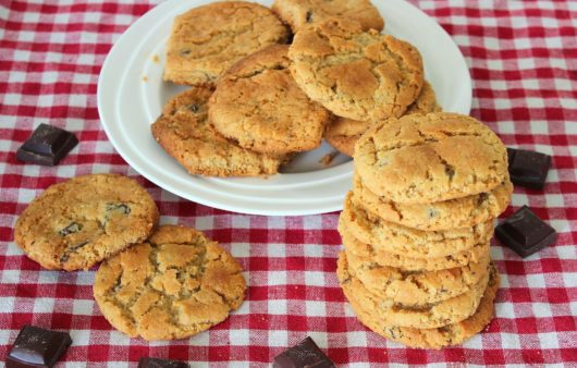 Συνταγή για υπέροχα μπισκότα με φιστικοβούτυρο και σοκολάτα. Φτιάξτε τα γρήγορα και εύκολα σε λίγα μόνο λεπτά.