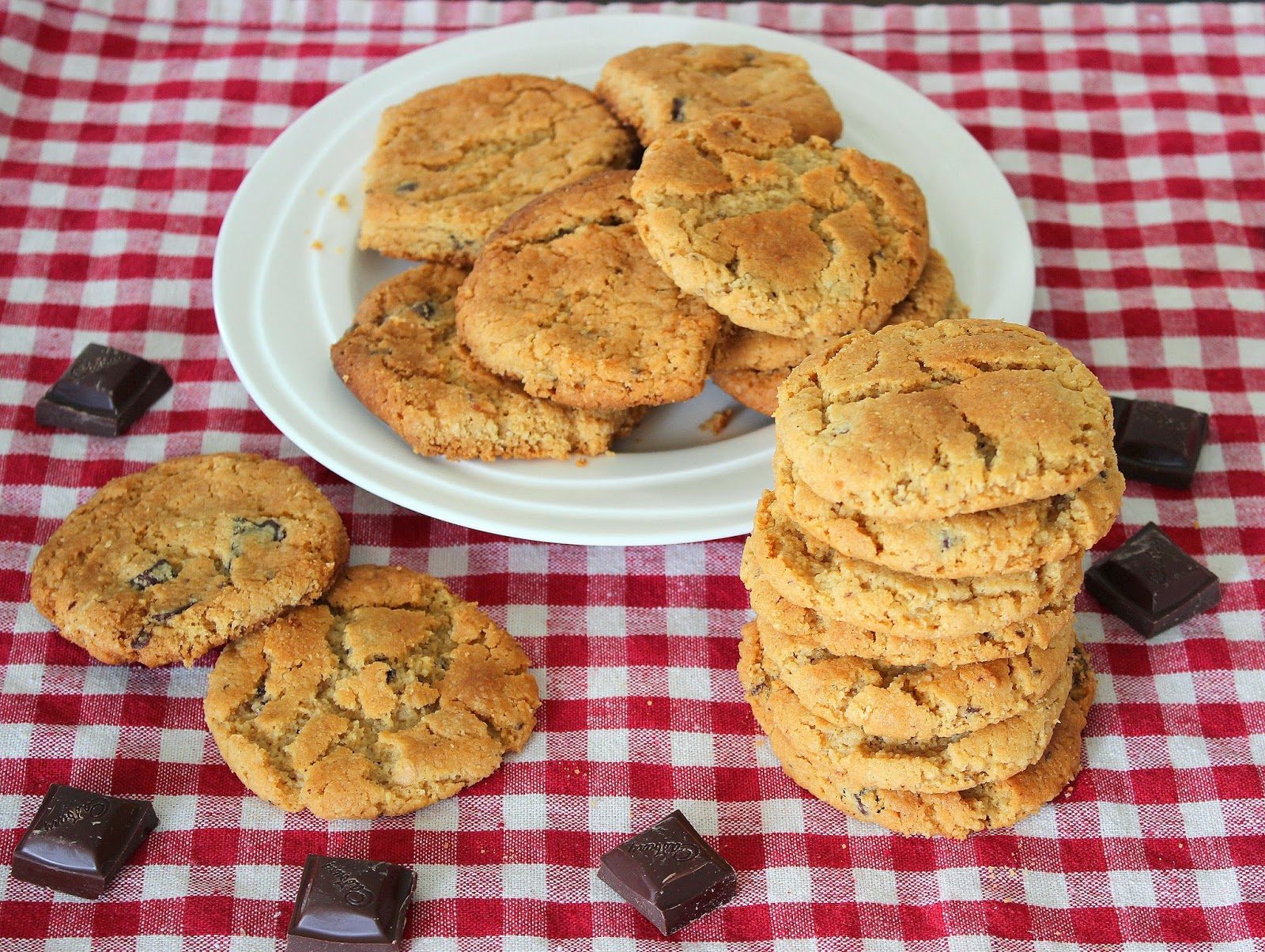 Συνταγή για υπέροχα μπισκότα με φιστικοβούτυρο και σοκολάτα. Φτιάξτε τα γρήγορα και εύκολα σε λίγα μόνο λεπτά.