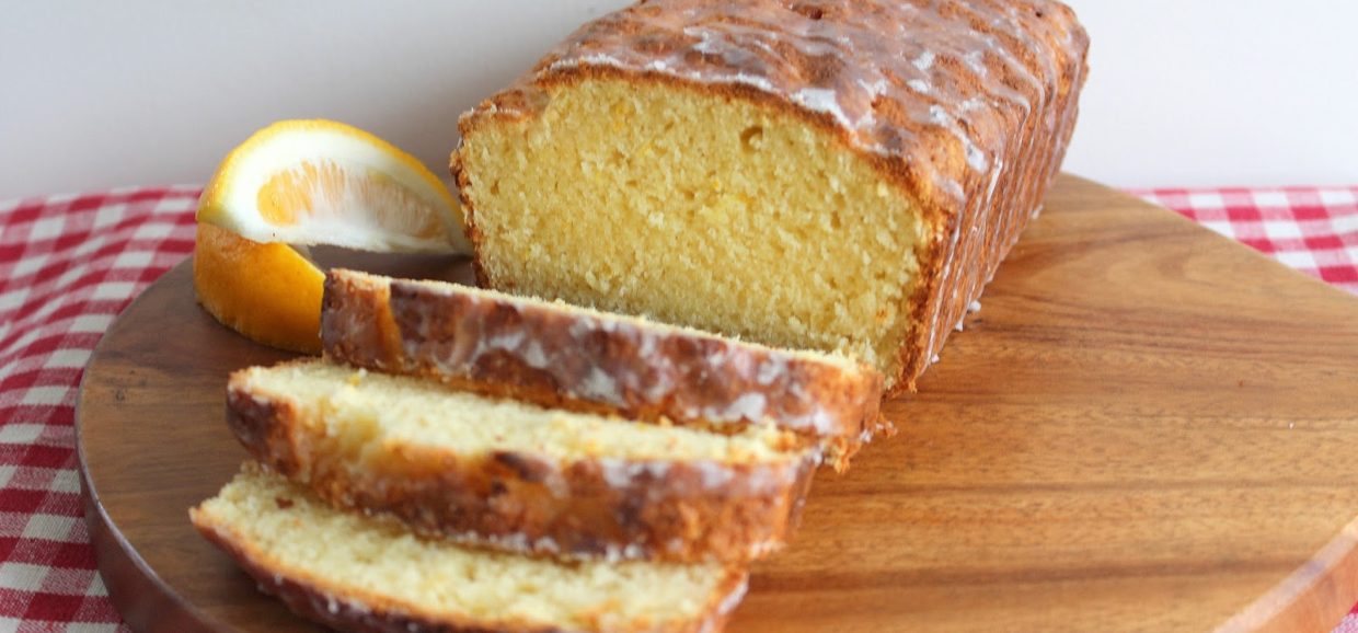 Συνταγή για υπέροχο και εύκολο κέικ λεμόνι με τυρί ρικότα. Υπέροχος, λεπτός συνδυασμός. Η ρικότα δίνει εκπληκτική, ελαφριά αλλά και υγρή υφή.