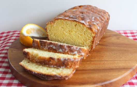 Συνταγή για υπέροχο και εύκολο κέικ λεμόνι με τυρί ρικότα. Υπέροχος, λεπτός συνδυασμός. Η ρικότα δίνει εκπληκτική, ελαφριά αλλά και υγρή υφή.