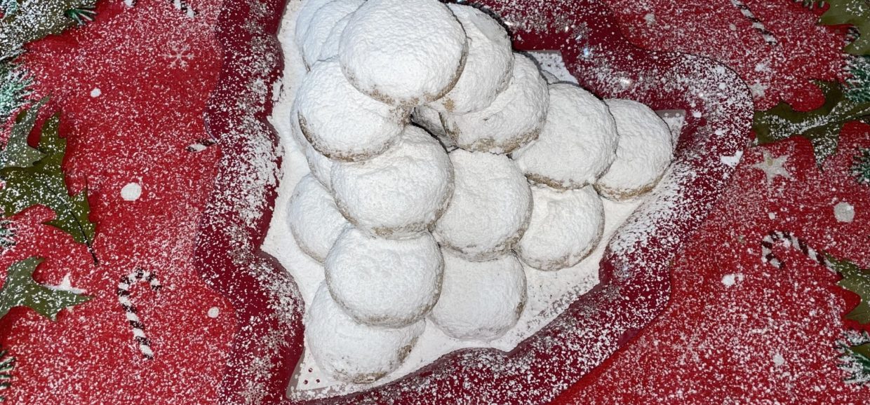 Συνταγή για υπέροχους και μυρωδάτους κουραμπιέδες χωρίς μίξερ. Φτιάξτε τους πολύ εύκολα για γρήγορα σε λίγα μόνο λεπτά.