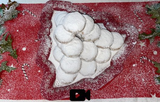 Συνταγή για υπέροχους και μυρωδάτους κουραμπιέδες χωρίς μίξερ. Φτιάξτε τους πολύ εύκολα για γρήγορα σε λίγα μόνο λεπτά.