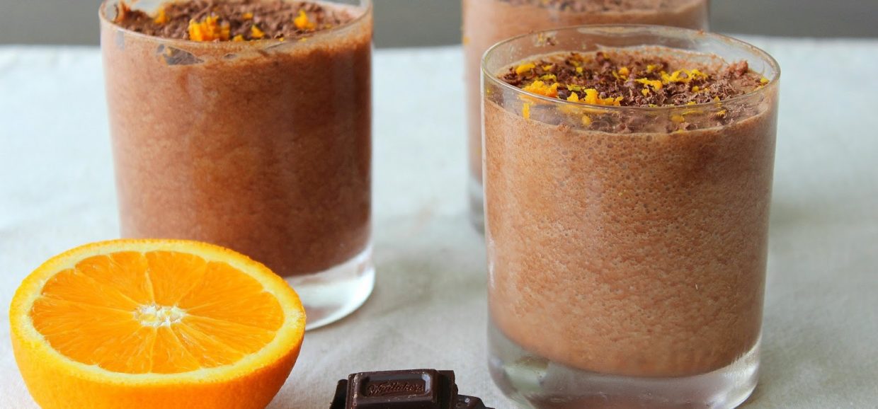 Συνταγή για εύκολη μους σοκολάτας με πορτοκάλι. Είναι τόσο ελαφριά και αέρινη χωρίς την προσθήκη υπερβολικής ζάχαρης.