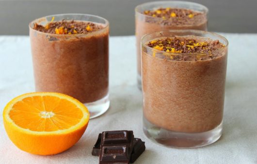 Συνταγή για εύκολη μους σοκολάτας με πορτοκάλι. Είναι τόσο ελαφριά και αέρινη χωρίς την προσθήκη υπερβολικής ζάχαρης.