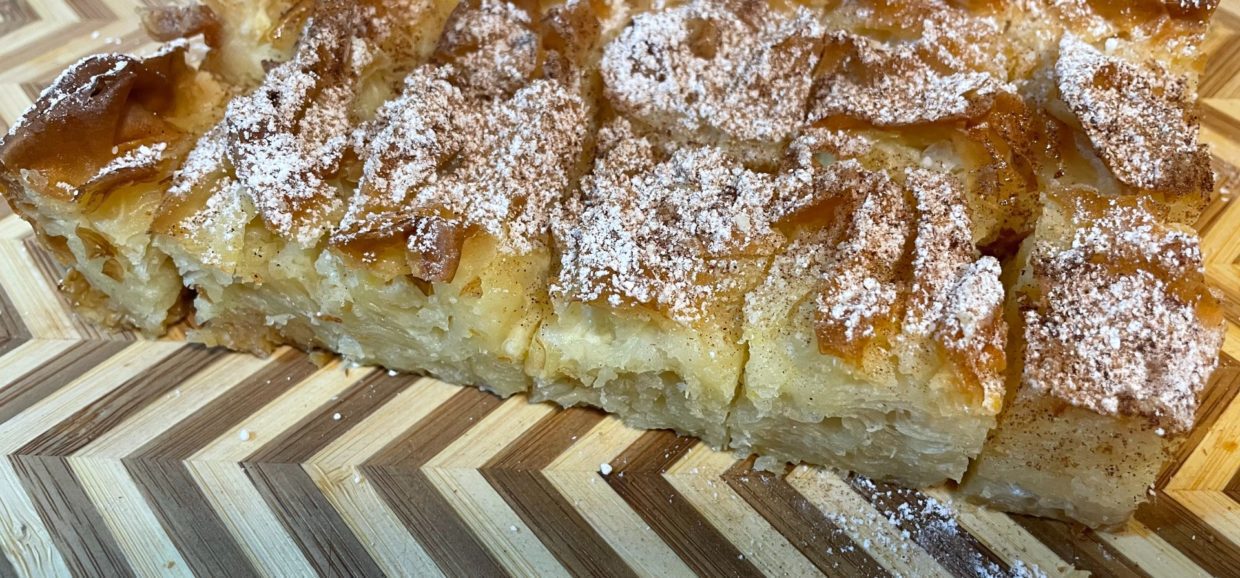 Συνταγή για μπουγάτσα χωρίς κρέμα! Αγαπημένη και εύκολη συνταγή με το γάλα να ποτίζει τα φύλλα και να δημιουργείτε υπέροχη γέμιση.