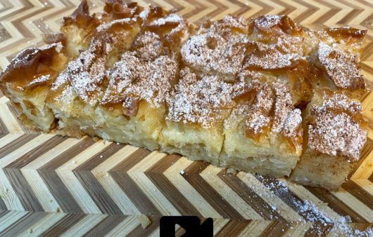 Συνταγή για μπουγάτσα χωρίς κρέμα! Αγαπημένη και εύκολη συνταγή με το γάλα να ποτίζει τα φύλλα και να δημιουργείτε υπέροχη γέμιση.