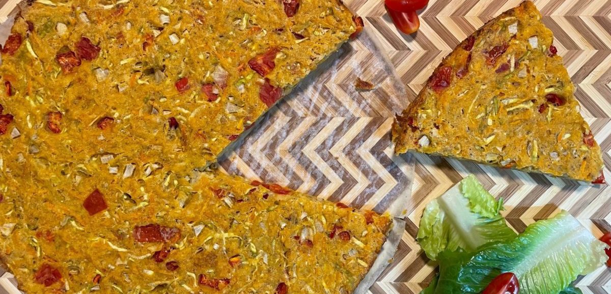 Συνταγή για ελαφριά, υγιεινή και πεντανόστιμη πίτα λαχανικών χωρίς φύλλο. Φτιάξτε την εύκολα και γρήγορα με απλά υλικά.