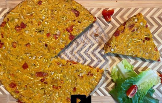 Συνταγή για ελαφριά, υγιεινή και πεντανόστιμη πίτα λαχανικών χωρίς φύλλο. Φτιάξτε την εύκολα και γρήγορα με απλά υλικά.