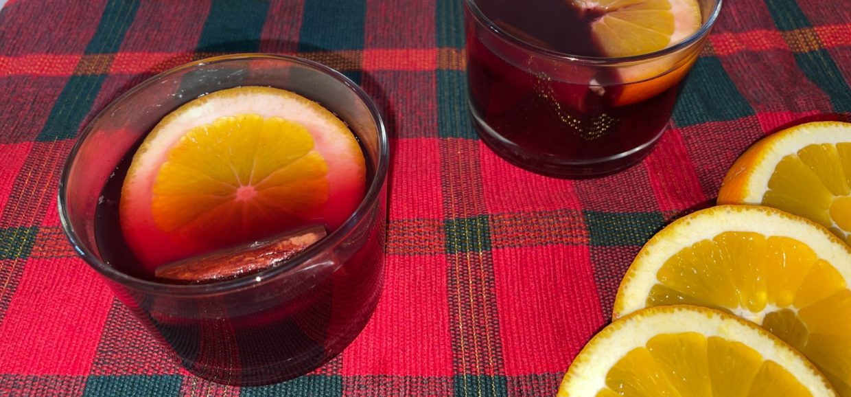 Συνταγή για ζεστό κρασί Glühwein. Είναι ένα πικάντικο αρωματικό κρασί που σερβίρετε τις χριστουγεννιάτικες ημέρες.