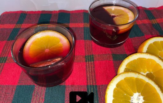 Συνταγή για ζεστό κρασί Glühwein. Είναι ένα πικάντικο αρωματικό κρασί που σερβίρετε τις χριστουγεννιάτικες ημέρες.