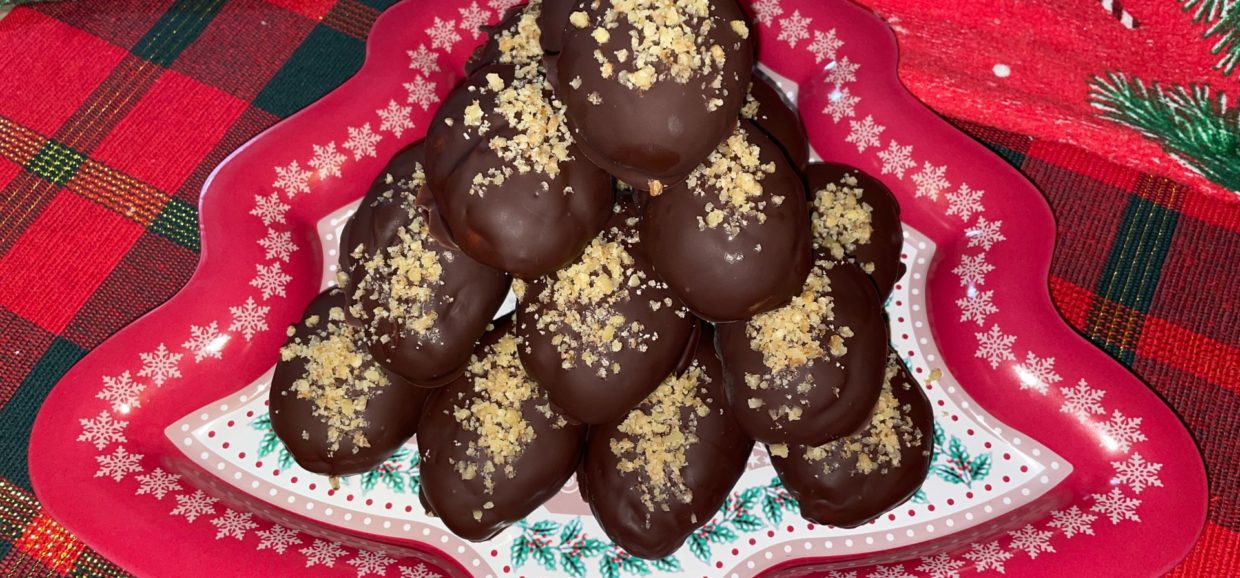 Συνταγή για μοναδικά μελομακάρονα με επικάλυψη σοκολάτας. Το απόλυτο Χριστουγεννιάτικο γλυκό.