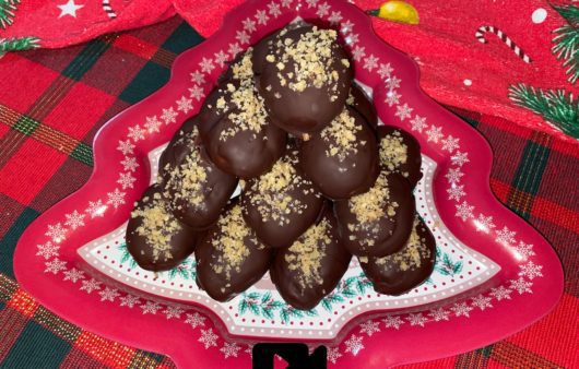 Συνταγή για μοναδικά μελομακάρονα με επικάλυψη σοκολάτας. Το απόλυτο Χριστουγεννιάτικο γλυκό.