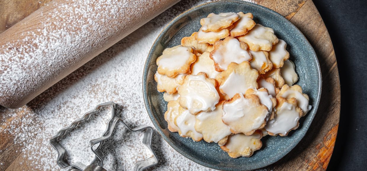 Συνταγή για μοναδικά χριστουγεννιάτικα μπισκότα. Φτιάξτε τα τις ημέρες των εορτών με απλά υλικά, εύκολα και γρήγορα.