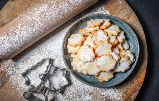 Συνταγή για μοναδικά χριστουγεννιάτικα μπισκότα. Φτιάξτε τα τις ημέρες των εορτών με απλά υλικά, εύκολα και γρήγορα.