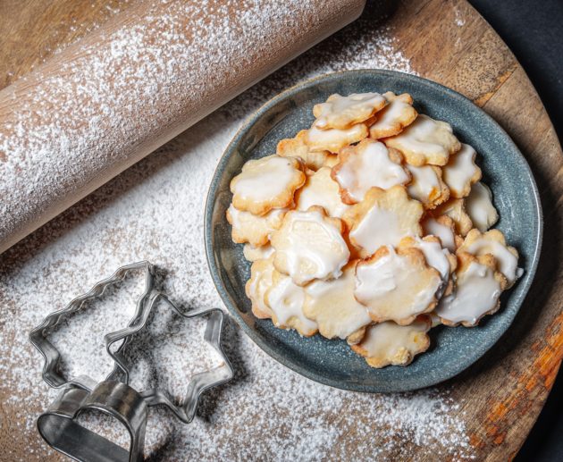 Συνταγή για μοναδικά χριστουγεννιάτικα μπισκότα. Φτιάξτε τα τις ημέρες των εορτών με απλά υλικά, εύκολα και γρήγορα.
