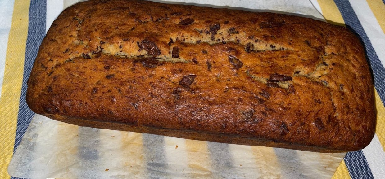 Συνταγή για vegan banana bread με κομμάτια σοκολάτας κουβερτούρα. Φτιάξτε το σε 10 λεπτά μόνο.