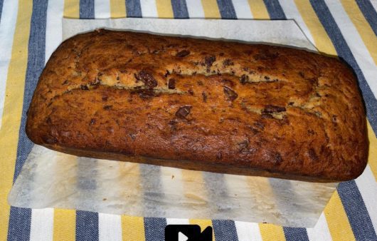 Συνταγή για vegan banana bread με κομμάτια σοκολάτας κουβερτούρα. Φτιάξτε το σε 10 λεπτά μόνο.