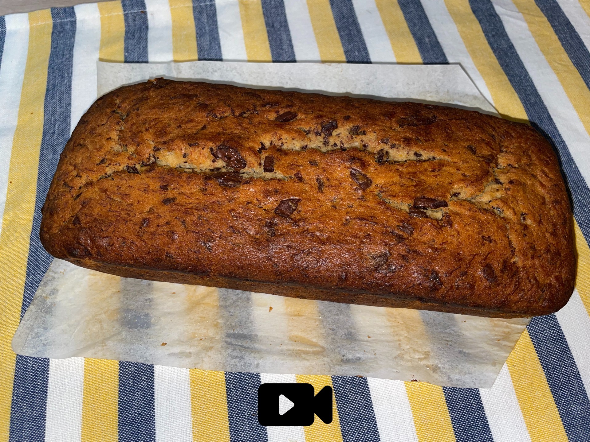 Συνταγή για vegan banana bread με κομμάτια σοκολάτας κουβερτούρα. Φτιάξτε το σε 10 λεπτά μόνο.