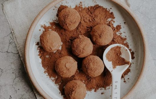 Συνταγή για vegan τρουφάκια σοκολάτας. Είναι σοκολατένια, είναι vegan, είναι και πεντανόστιμα. Φτιάξτε τα εύκολα και γρήγορα.