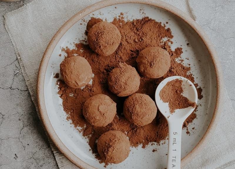 Συνταγή για vegan τρουφάκια σοκολάτας. Είναι σοκολατένια, είναι vegan, είναι και πεντανόστιμα. Φτιάξτε τα εύκολα και γρήγορα.