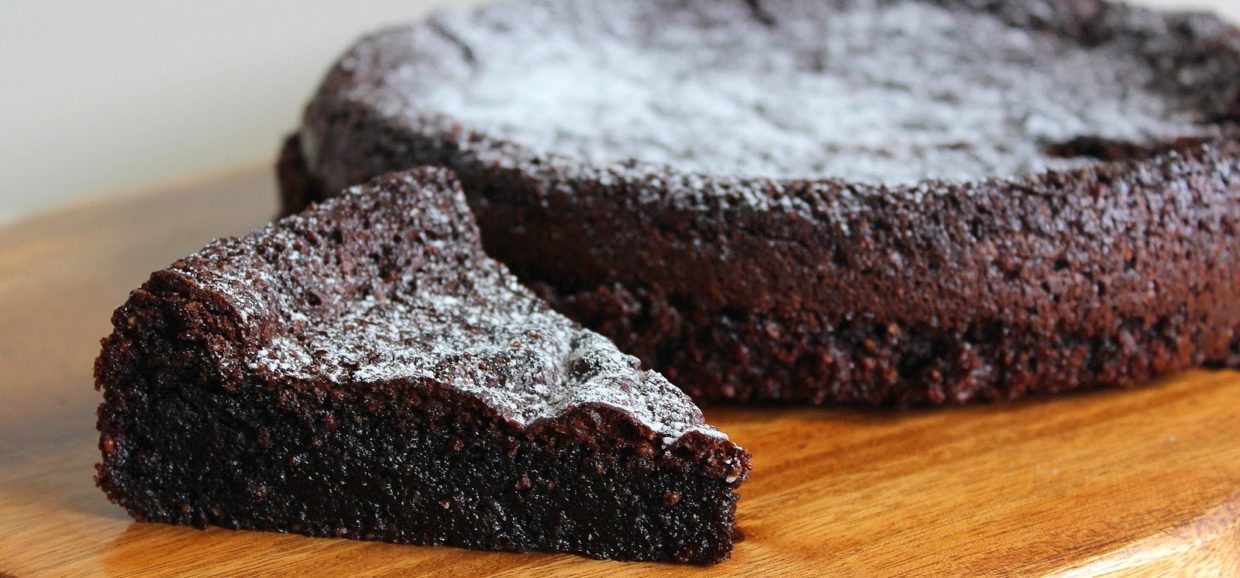 Συνταγή για υπέροχο κέικ σοκολάτας. Μοναδική γεύση και υφή και τόσο ζουμερό που θα σας ενθουσιάσει.