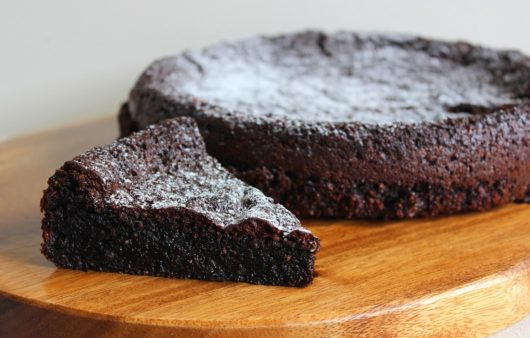 Συνταγή για υπέροχο κέικ σοκολάτας. Μοναδική γεύση και υφή και τόσο ζουμερό που θα σας ενθουσιάσει.