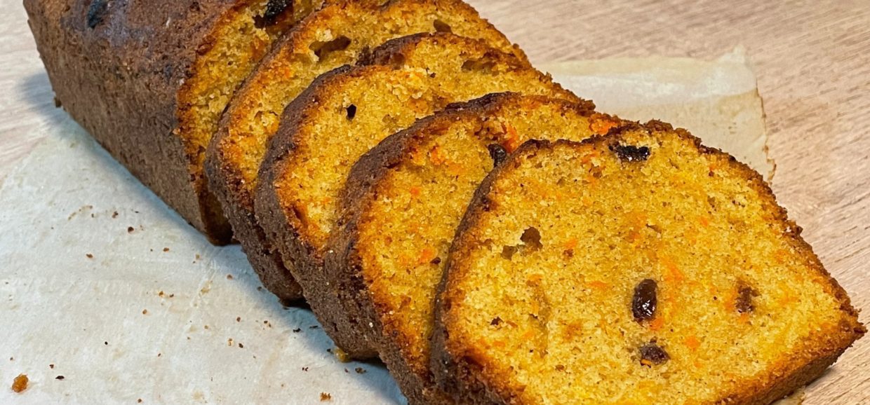 Συνταγή για κέικ καρότο. Φτιάξτε το αφράτο και ζουμερό κέικ εύκολα, γρήγορα και με απλά βήματα.