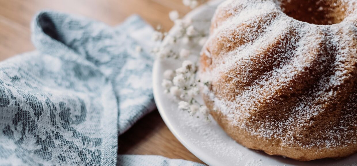Συνταγή για αφράτο κέικ βανίλια με ινδοκάρυδο. Φτιάξτε εύκολα και γρήγορα το αφράτο και ζουμερό όσο πρέπει κέικ με απλά βήματα και υλικά.
