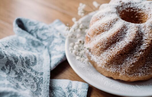 Συνταγή για αφράτο κέικ βανίλια με ινδοκάρυδο. Φτιάξτε εύκολα και γρήγορα το αφράτο και ζουμερό όσο πρέπει κέικ με απλά βήματα και υλικά.
