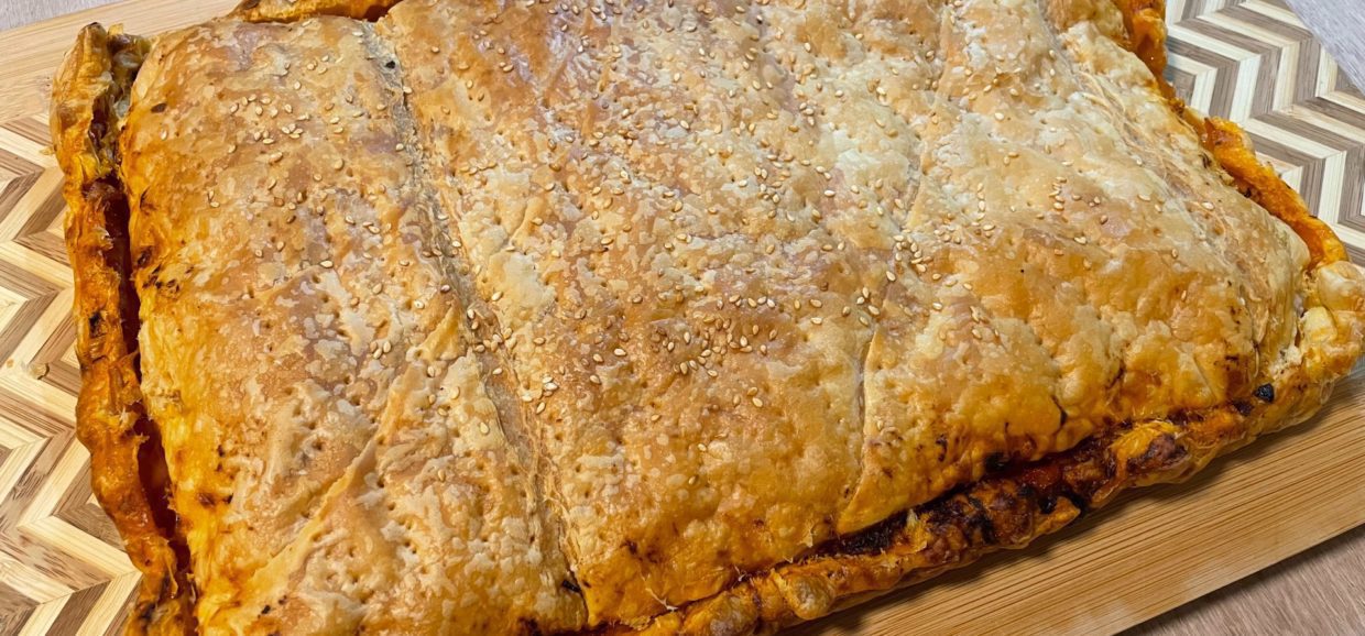 Συνταγή για εύκολη ζαμπονοτυρόπιτα. Αγαπημένη πίτα με ζαμπόν, τυρί γκούντα, φέτα και σάλτσα σπιτική. Δοκιμάστε την.