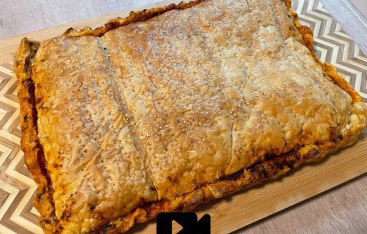 Συνταγή για εύκολη ζαμπονοτυρόπιτα. Αγαπημένη πίτα με ζαμπόν, τυρί γκούντα, φέτα και σάλτσα σπιτική. Δοκιμάστε την.