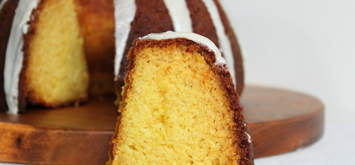 Συνταγή για κέικ βανίλιας με γιαούρτι. Συνδυάζει μια υπέροχη ελαφριά αλλά και ζουμερή υφή με λίγες νότες βανίλιας.