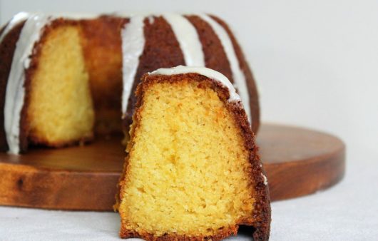 Συνταγή για κέικ βανίλιας με γιαούρτι. Συνδυάζει μια υπέροχη ελαφριά αλλά και ζουμερή υφή με λίγες νότες βανίλιας.