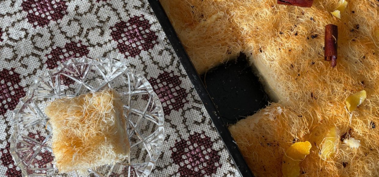 Συνταγή κανταΐφι με κρέμα. Υπέροχο σιροπιαστό κανταΐφι με γέμιση υπέροχη αρωματική κρέμα. Φτιάξτε το σε λίγα μόνο λεπτά.