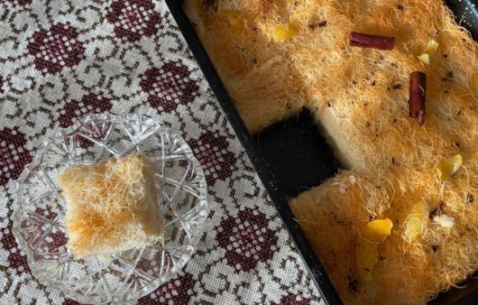 Συνταγή κανταΐφι με κρέμα. Υπέροχο σιροπιαστό κανταΐφι με γέμιση υπέροχη αρωματική κρέμα. Φτιάξτε το σε λίγα μόνο λεπτά.