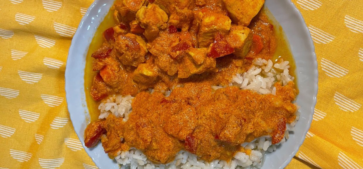 Συνταγή για υπέροχο κοτόπουλο με κόκκινες πιπεριές. Ζουμερό, πεντανόστιμη σάλτσα, υπέροχα αρώματα και συνοδεύεται μοναδικά με ρυζάκι.