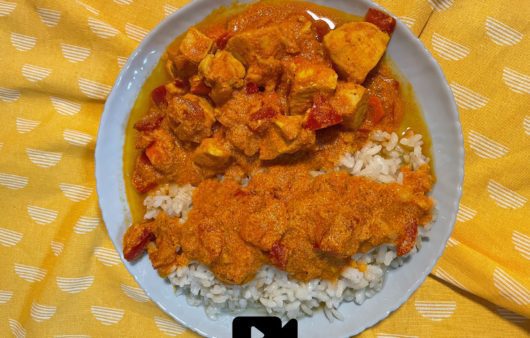 Συνταγή για υπέροχο κοτόπουλο με κόκκινες πιπεριές. Ζουμερό, πεντανόστιμη σάλτσα, υπέροχα αρώματα και συνοδεύεται μοναδικά με ρυζάκι.