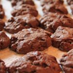 Συνταγή για μπισκότα soft cookies. Φτιάξτε τα γρήγορα, χωρίς μίξερ. Είναι σοκολατένια, μαλακά και θυμίζουν υφή brownies.