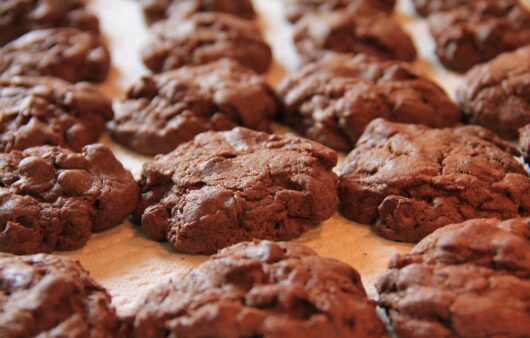 Συνταγή για μπισκότα soft cookies. Φτιάξτε τα γρήγορα, χωρίς μίξερ. Είναι σοκολατένια, μαλακά και θυμίζουν υφή brownies.