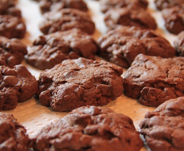 Συνταγή για μπισκότα soft cookies. Φτιάξτε τα γρήγορα, χωρίς μίξερ. Είναι σοκολατένια, μαλακά και θυμίζουν υφή brownies.