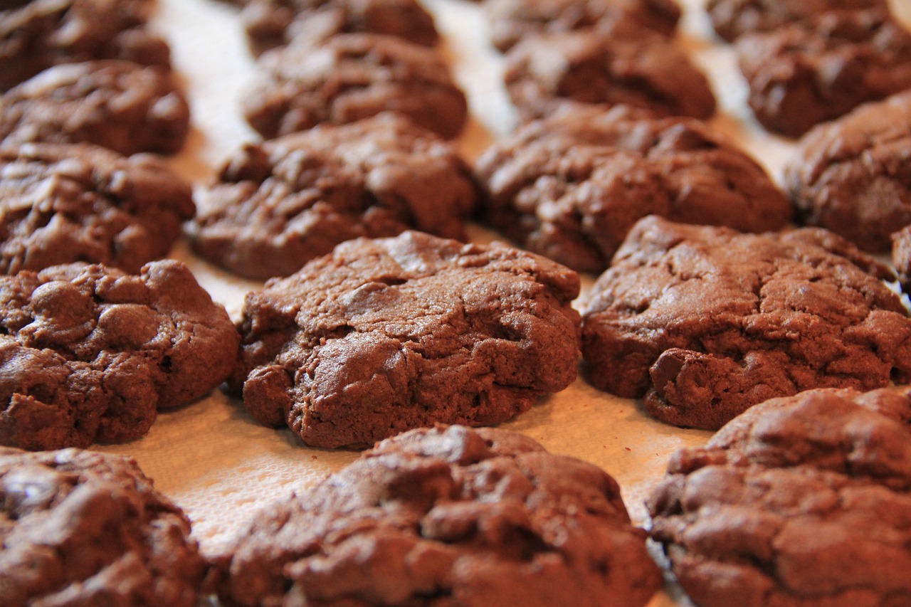 Συνταγή για μπισκότα soft cookies. Φτιάξτε τα γρήγορα, χωρίς μίξερ. Είναι σοκολατένια, μαλακά και θυμίζουν υφή brownies.