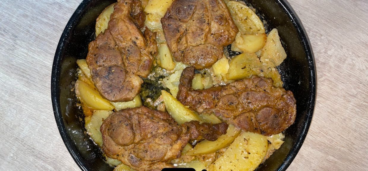 Συνταγή για υπέροχες χοιρινές μπριζόλες με πατάτες στο φούρνο που λιώνουν σαν λουκούμι και με μπόλικο λεμόνι.