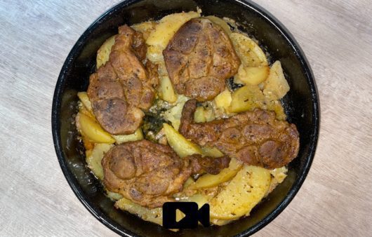 Συνταγή για υπέροχες χοιρινές μπριζόλες με πατάτες στο φούρνο που λιώνουν σαν λουκούμι και με μπόλικο λεμόνι.