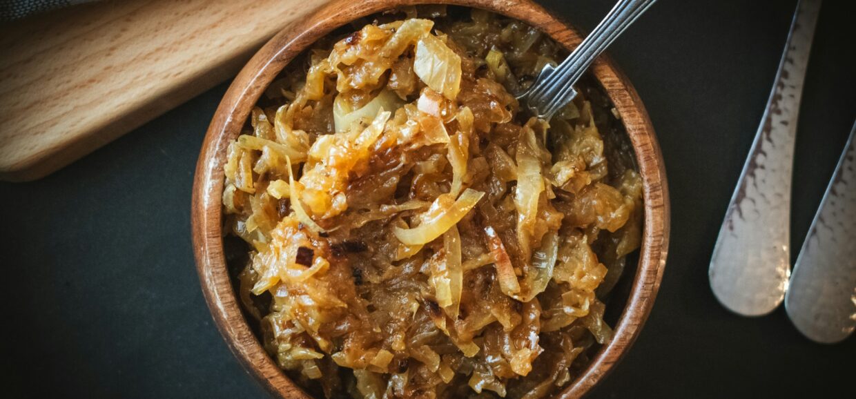 Συνταγή για ντιπ με καραμελωμένα κρεμμύδια. Εξαιρετικά εύκολο και ταιριάζει απόλυτα με όλα τα ψητά κρέατα και τις τηγανητές πατάτες.